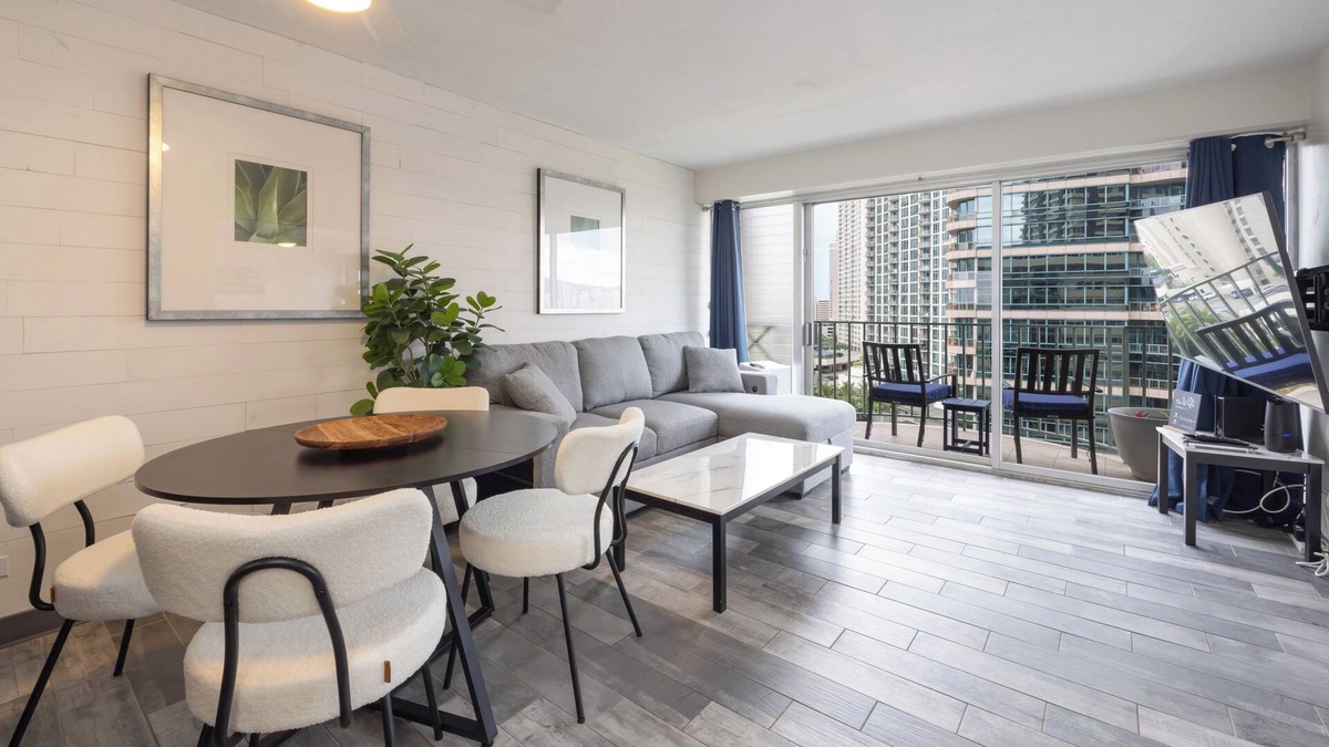Waikiki Condo | Free parking 2-bedroom condo in Waikiki, cool breeze w/A/C. Sleeps 6