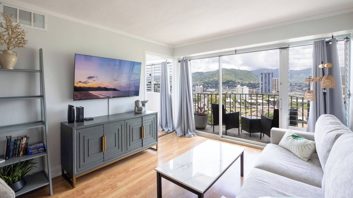 McCully - Moiliili Condo | Free Parking in the Building, King & Queen Bed, Full Kitchen, Beautiful Views