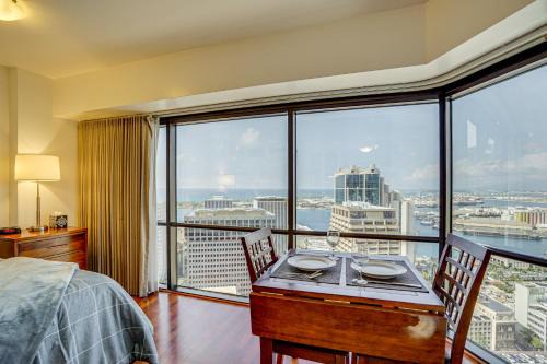 Downtown Honolulu Apartment | Free Parking Pool Harbor View Access Honolulu Gem!
