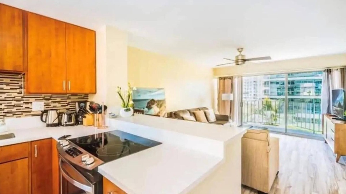 Ala Moana Apartment | FREE parking, w pool, surfboard! NEW RENO! Fits 6