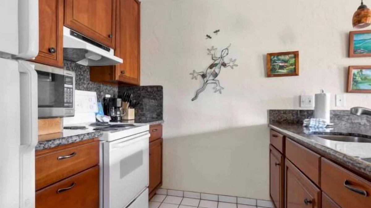 Wailua Hotel | Garden Oasis: Reconnect with Nature! Room w/Balcony! 3 Outdoor Pools + Parking