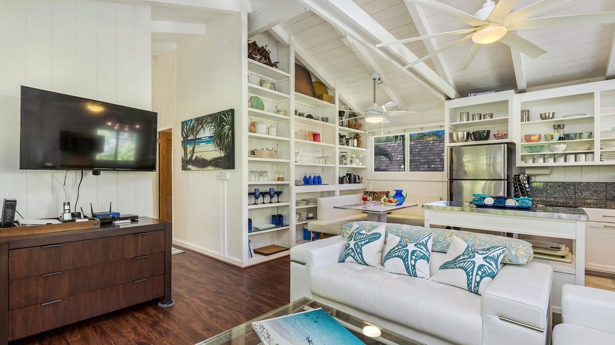 Wainiha House | Gated cottage, 3 blocks to beach, A/C Close to Tunnels. Lots of outdoor space