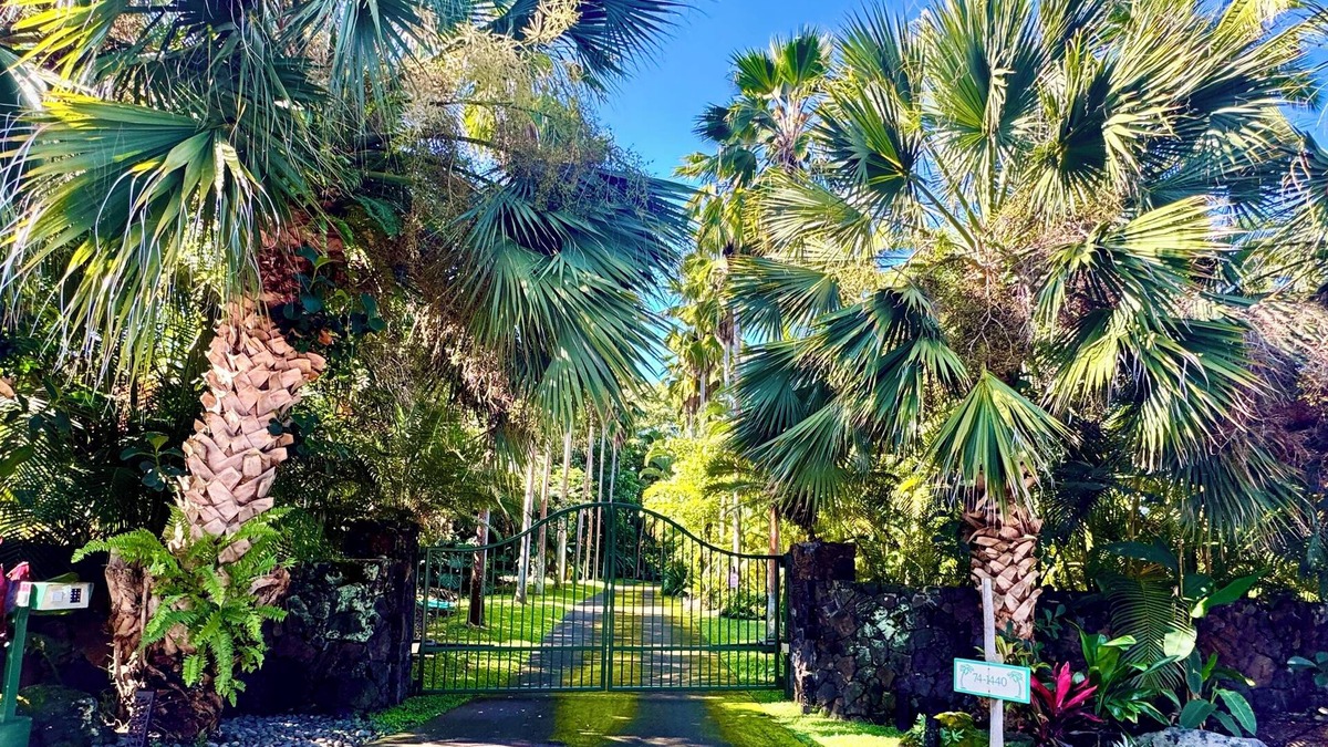 Kailua-Kona Cottage | Gated Tropical Retreat in Kailua Kona Hawai’i, five minutes from the ocean.