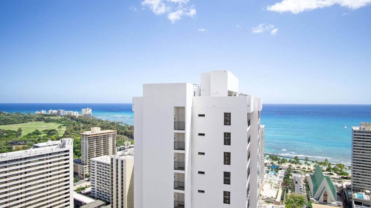 Waikiki Condo | Gorgeous High Floor Ocean View 1bdrm at Waikiki Banyan 3802-T2