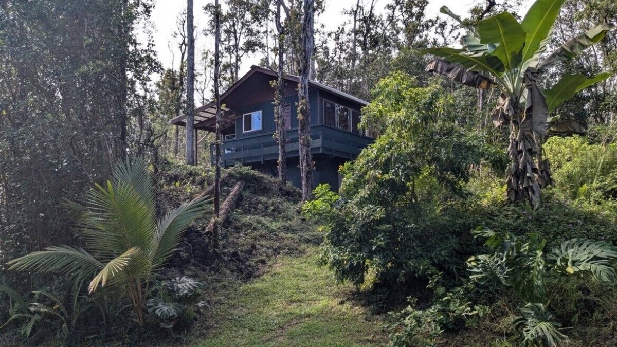 Pahoa Cabin | Gorgeous, Newly Built, Cabin- Off the Grid & 10 Minutes from Black Sand Beaches!