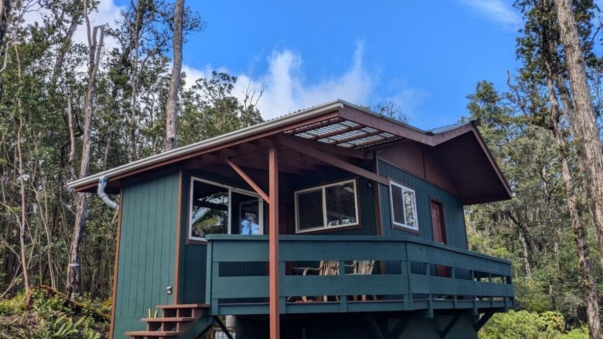 Pahoa Cabin | Gorgeous, Newly Built, Cabin- Off the Grid & 10 Minutes from Black Sand Beaches!