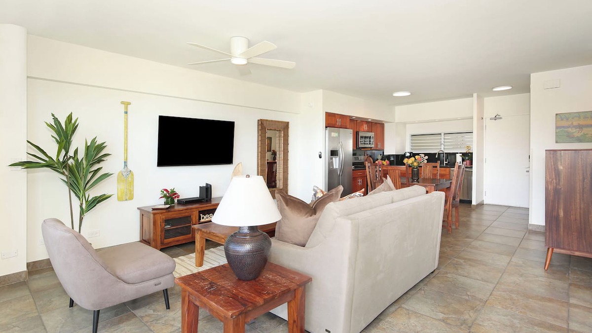 Waikiki Condo | Gorgeous Ocean View! Steps to Beach! Centrally located, full kitchen & more!