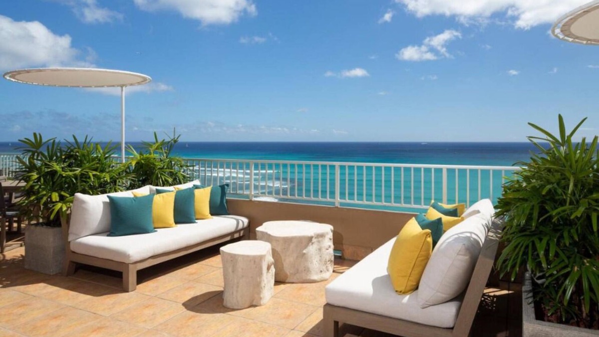 Waikiki Hotel | Great Relaxing Overnight Stay! 2 Comfortable Units, Beachfront Property, Pool