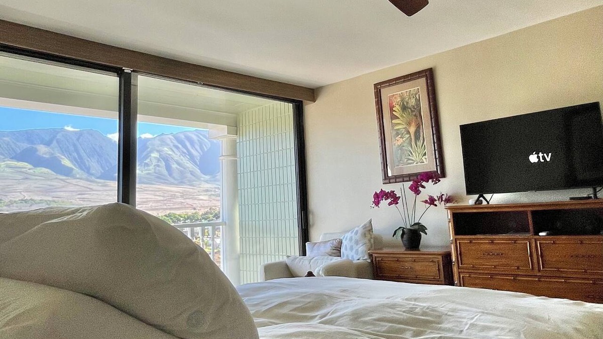 Historic Lahaina Front Street Hotel | Guest Favorite: Beachfront Studio Turtles, Monk Seals, Surf & Mountain View