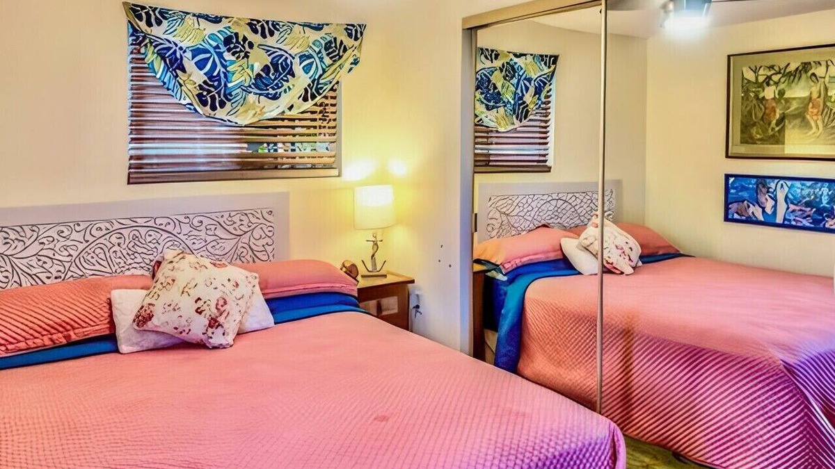 Kailua-Kona Bed & Breakfast | Hale Akala - Surf Ohana