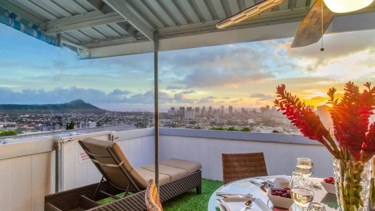 St Louis Heights House | Hale Mahalo: 3BR Ocean View, Hot Tub & Minivan