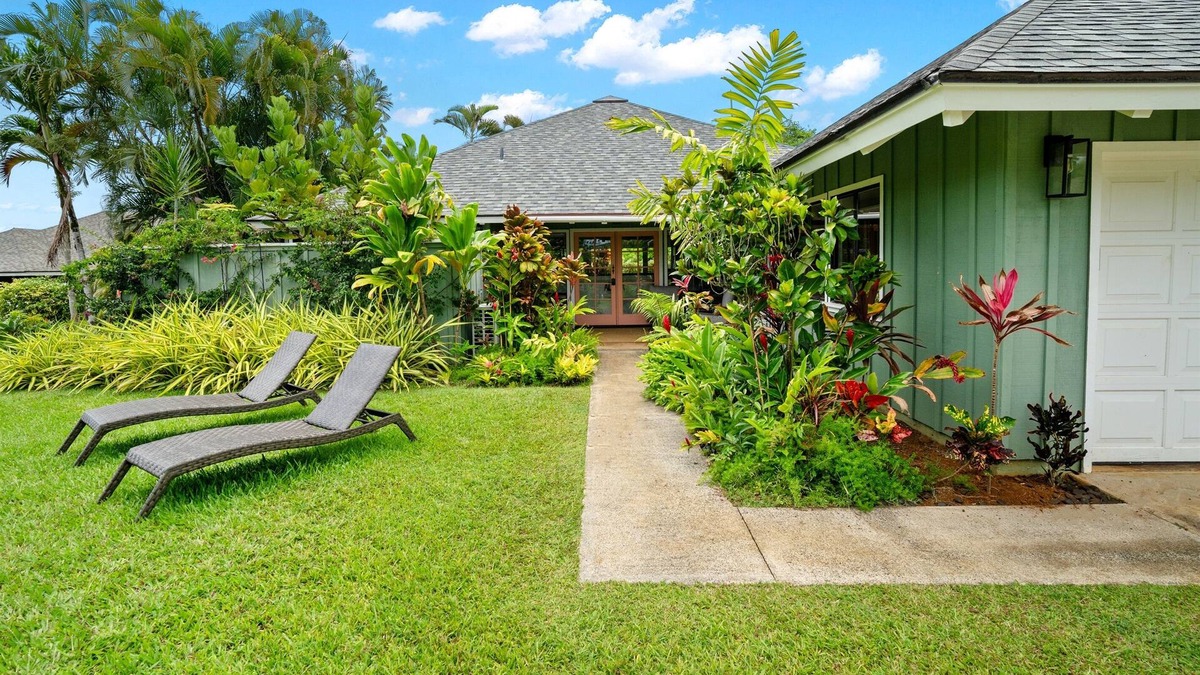 Princeville House | Hawaiian Bungalow ~A/C~ BBQ~ Near Beaches & Shops