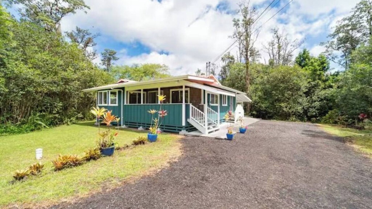 Orchidlands Estates House | Hawaiian Forest Retreat - King Suites with Hot Tub and AC