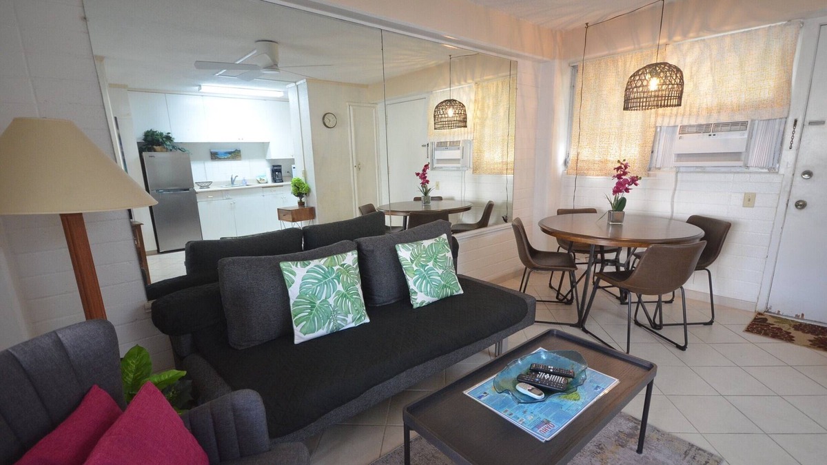 Diamond Head - Kapahulu - St. Louis Apartment | Hawaiian King 501 Studio, Pool and BBQ Grill, Sleeps 4