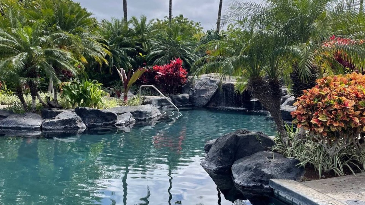 Kamuela Villa | Hawaiian-Style Garden View 2-Br Villa, Ground Floor AC Kitchen & Beach Club Pass
