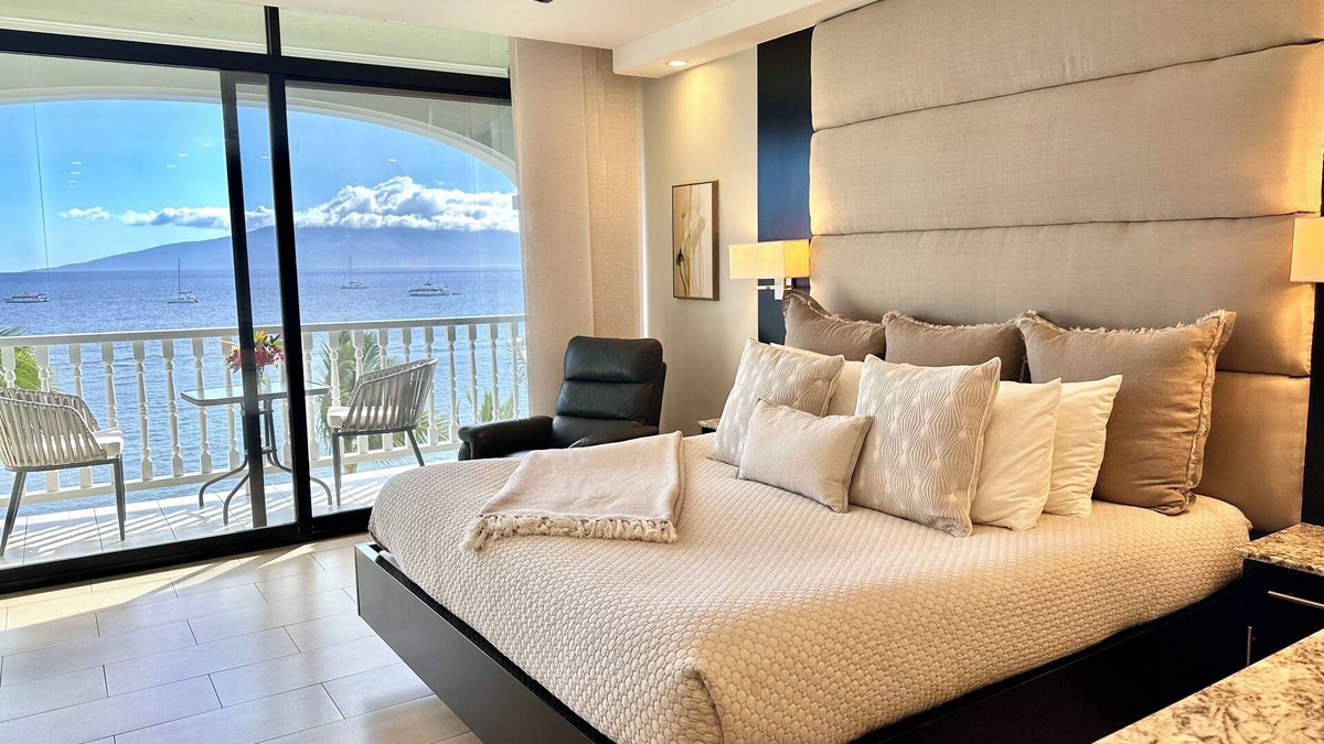 Historic Lahaina Front Street Condo | High End Ocean and Beach Front studio - Lahaina Shores 623