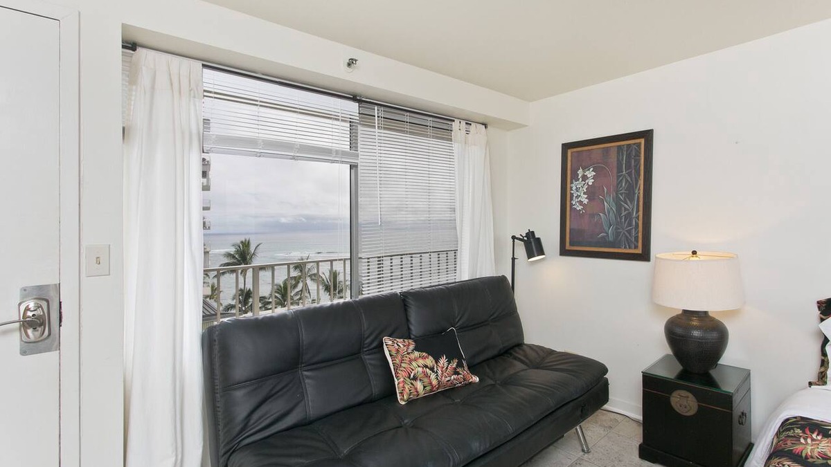 Diamond Head - Kapahulu - St. Louis Apartment | 〽High Floor〰Ocean-View〰Queen-Bed〰Studio w/Kitchenette, Very Quiet Building