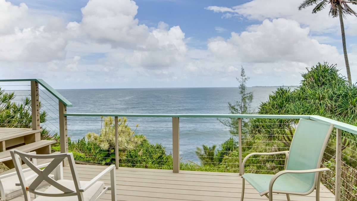 Hilo House | Hilo Home w/Private Deck + Stunning Ocean Views!