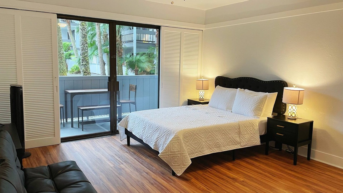 Hilo Condo | Hilo Lakefront Studio, Pool, Walk to Downtown