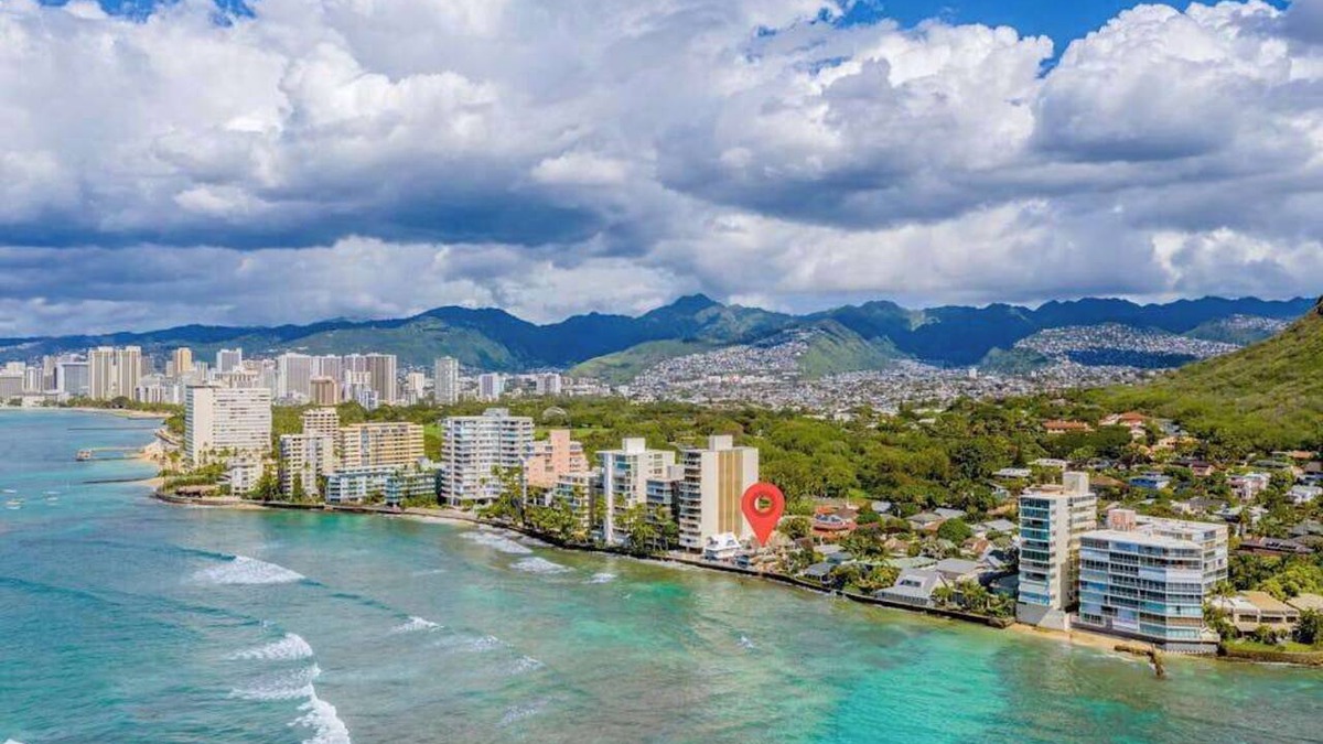 Diamond Head - Kapahulu - St. Louis House | Historic Tonggs Beach Gingerbread House w/AC - Near Beach, Parks, Zoo, Aquarium