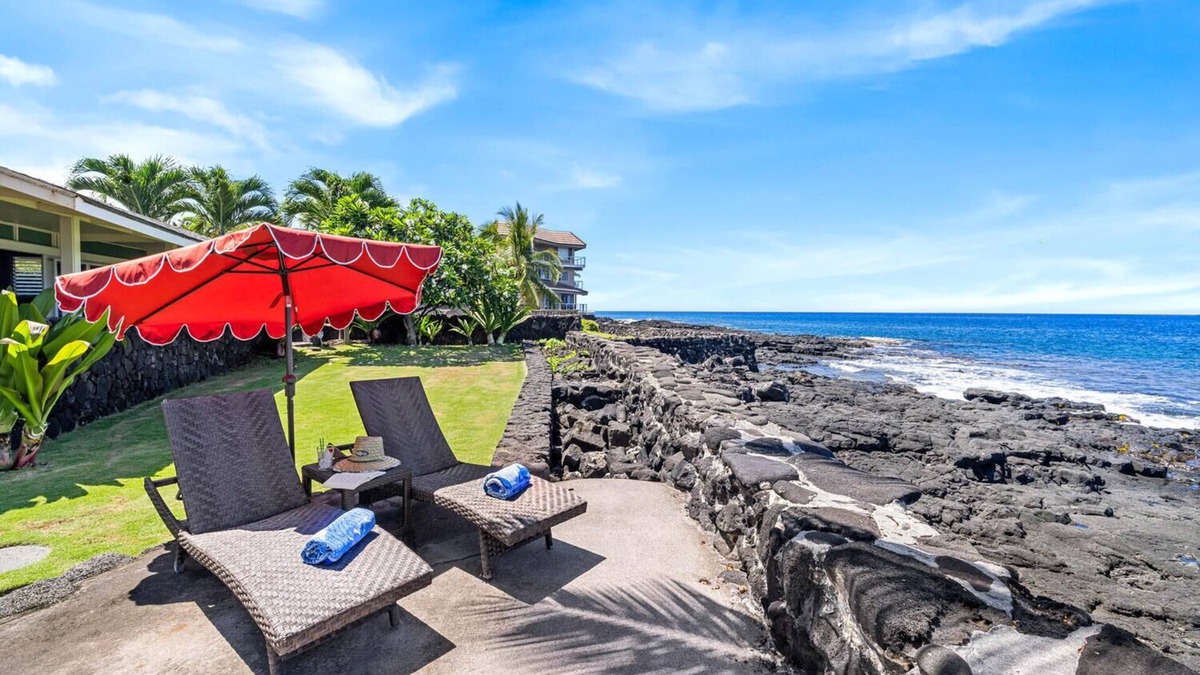 Kailua-Kona House | Honl's Beach Hale: Airy Oceanfront Home w/Beautiful Views & Relaxing Yard