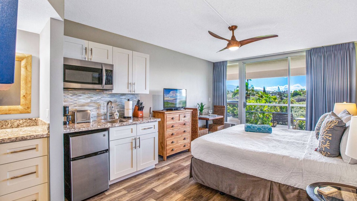 Kihei Condo | Hotel-zoned, No Risk of Zoning Change! Top Floor Maui Banyan Remodeled Studio