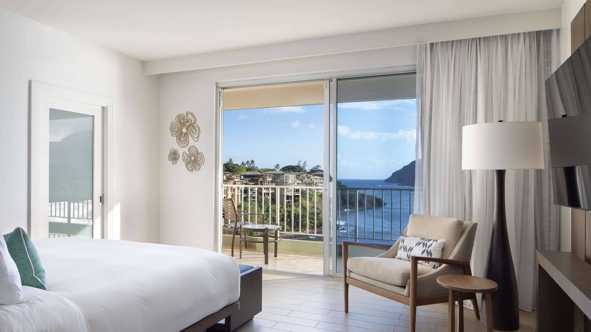 Lihue Hotel | Iconic Resort Stay Near Lihue's Breathtaking Trails | Outdoor Pool