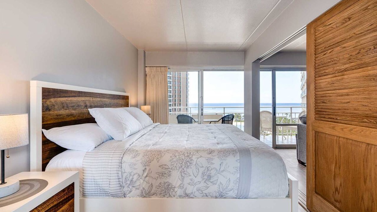 Waikiki Condo | Ilikai 1212 Ocean/Lagoon/King Bed, Sofa Bed