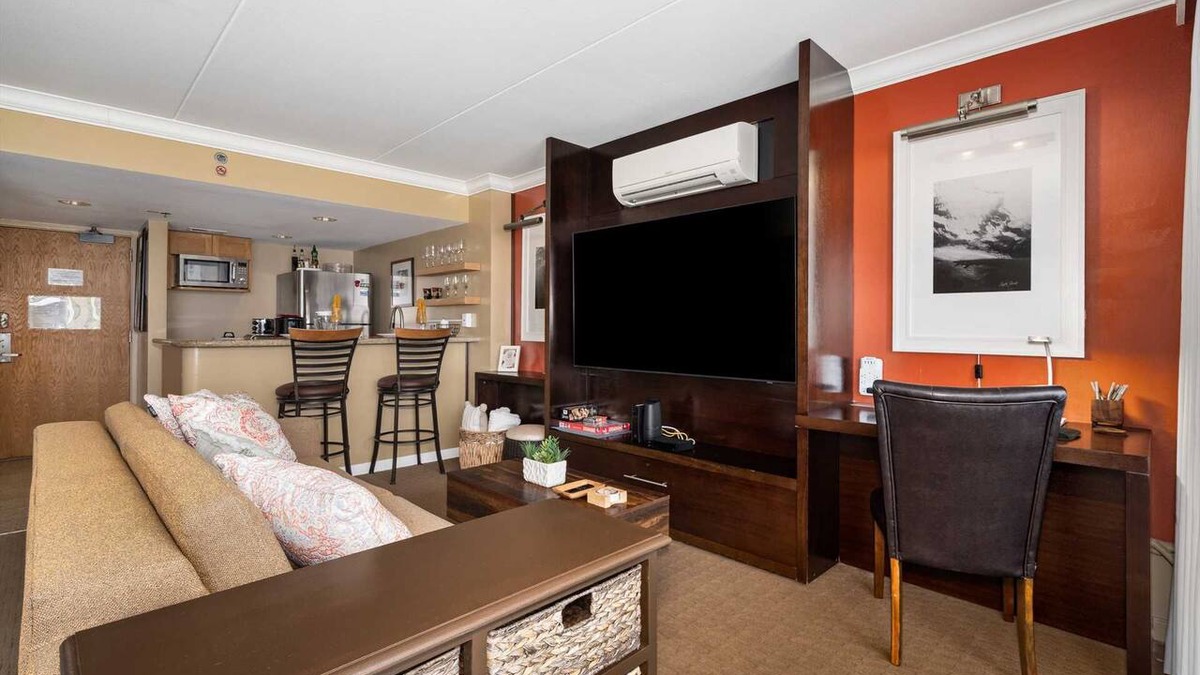Waikiki Condo | Ilikai 1718 Free Parking* Ocean/Lagoon King Bed, Sofa Bed