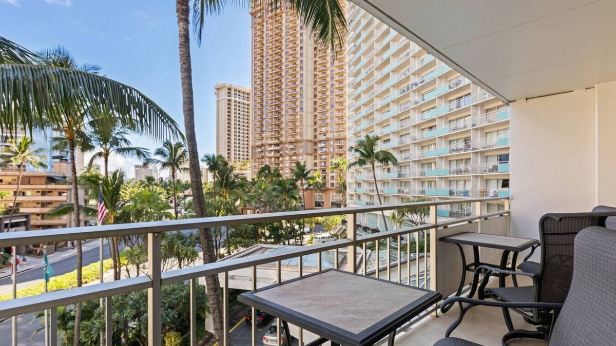 McCully - Moiliili Condo | ILIKAI 2BR/2BA CITY VIEW ISLAND STYLE APARTMENT