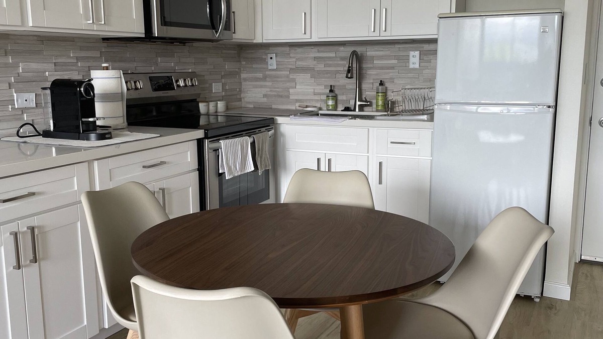 Diamond Head - Kapahulu - St. Louis Apartment | Immaculate Modern Diamond Head Jewel, enclosed yard, pets, children allowed!