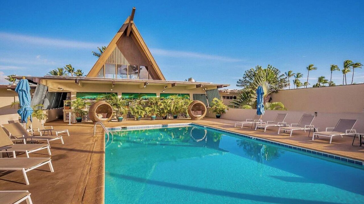 Kahului Hotel | Island Bliss | Kahului Stay | Outdoor Pool Access | Garden View Room