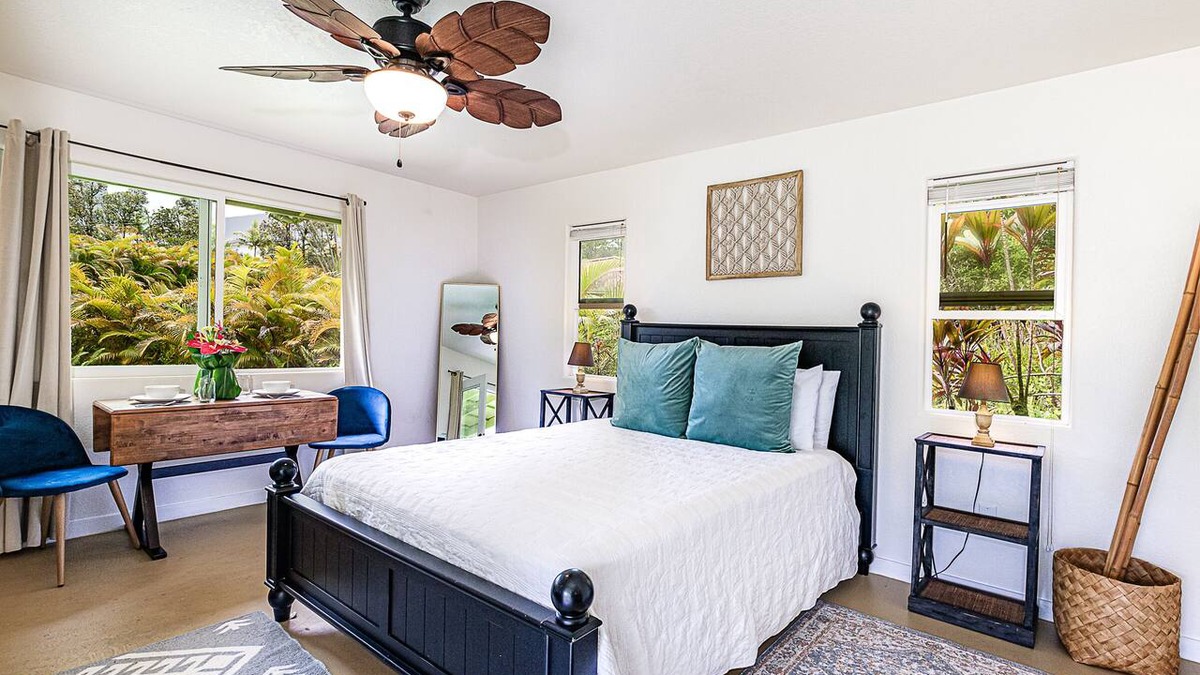 Keaau Cabin | Jungle Studio - Cute and Cozy w/Queen Bed, Wifi, Full Bathroom