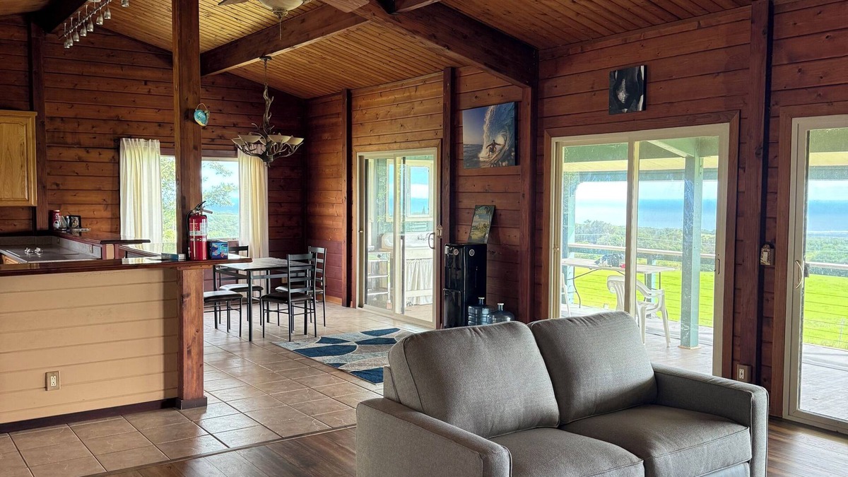 Naalehu House | Just minutes from Green Sands Beach and Volcano!