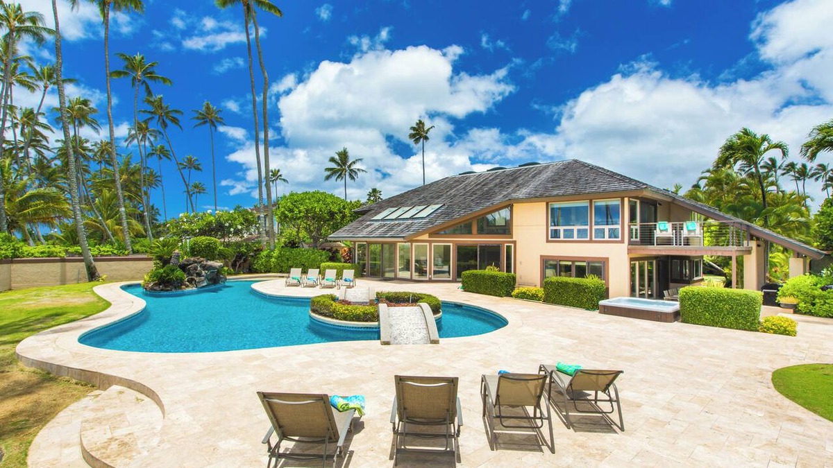Kahala House | Kahala Beachfront Estate Home with 2 Pools, Hot Tub and Tennis Court