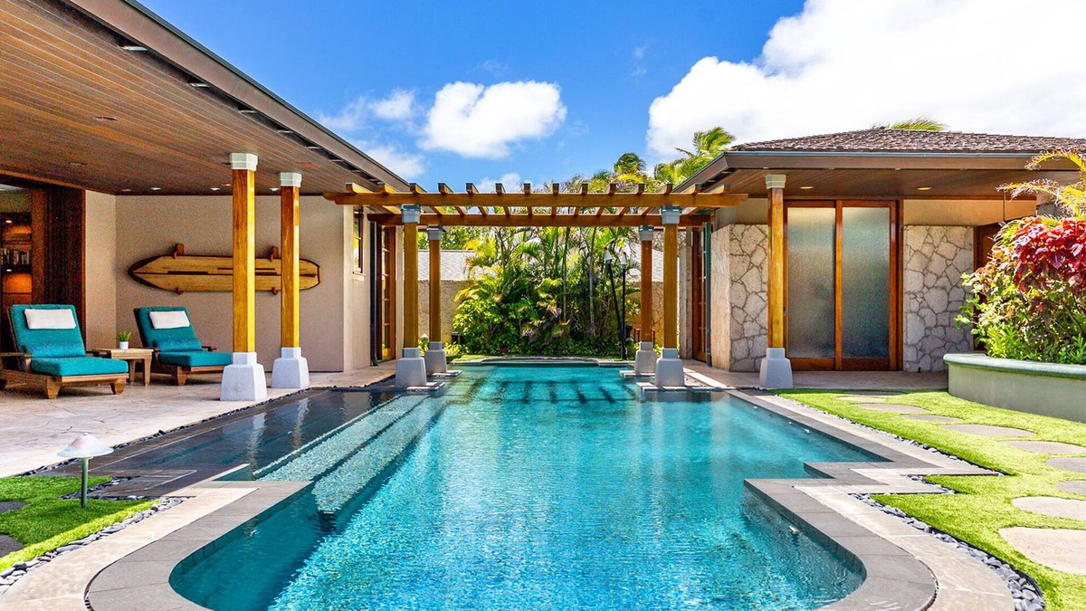 Kalama Tract House | Kailua Sands | Oceanfront Pool Retreat with Gym | Sleeps 7