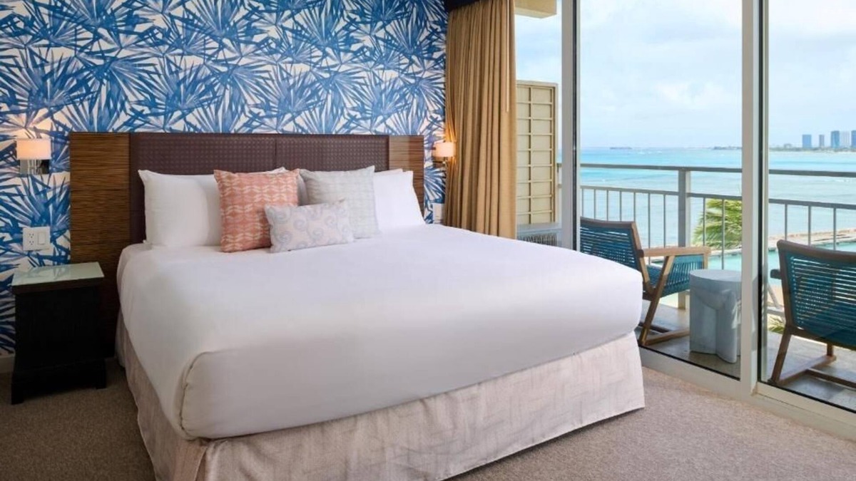 Diamond Head - Kapahulu - St. Louis Hotel | Kaimana Beach Hotel | Ocean View King | Wake Up to Ocean Views