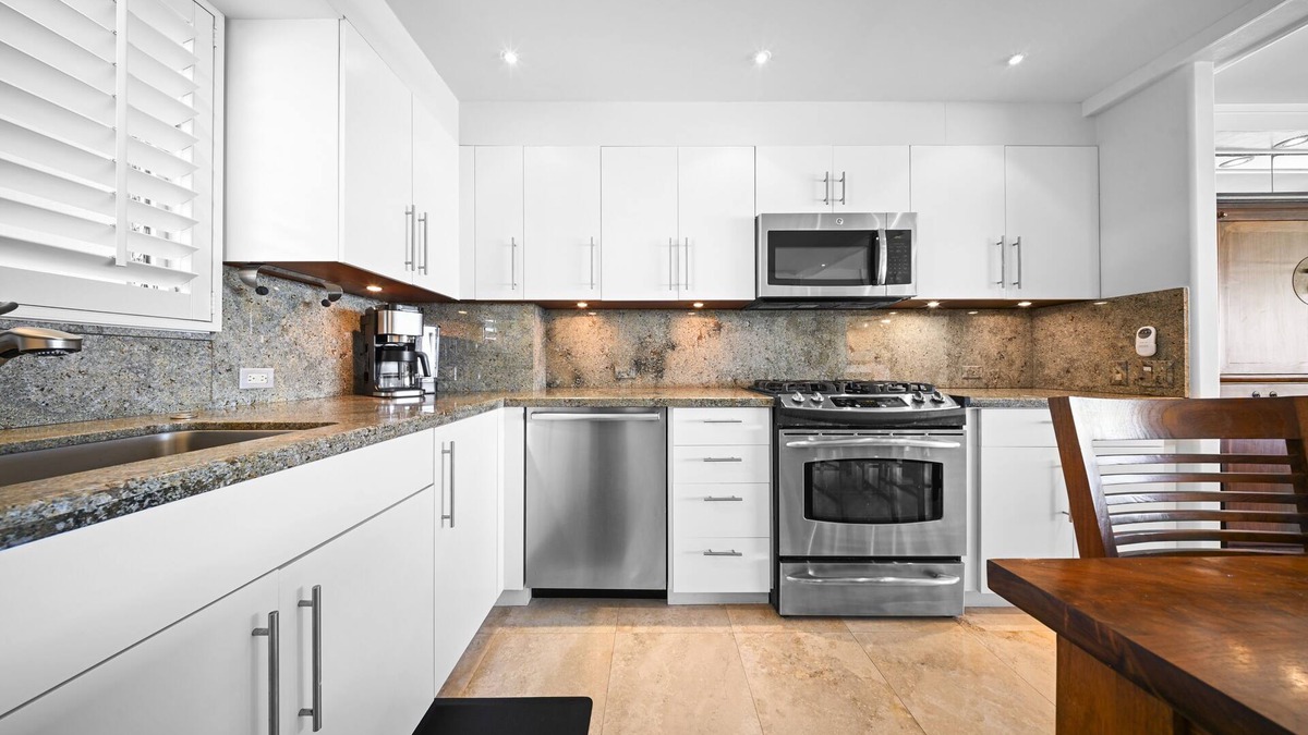 Diamond Head - Kapahulu - St. Louis Condo | Kaimana Shores Getaway by Gather: Gold Coast Condo w/Diamond Head & Ocean Views