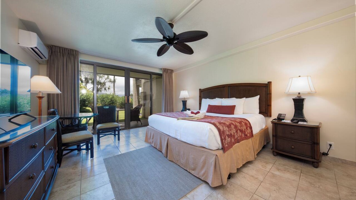 Princeville Hotel | Kauai Escape at Award-Winning Bay Resort | Outdoor Swimming Pool | Parking