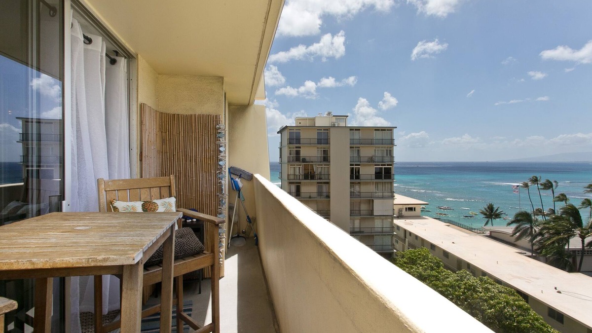 Diamond Head - Kapahulu - St. Louis Apartment | King Bed - Private Lanai, Pacific Ocean view Studio w/Full Kitchen