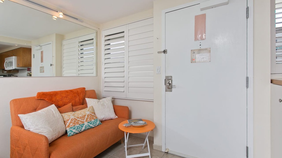 Diamond Head - Kapahulu - St. Louis Apartment | 👁‍🗨KING Bed- Private-Lanai 〰 Pacific Ocean-View Studio w/Full-Kitchen