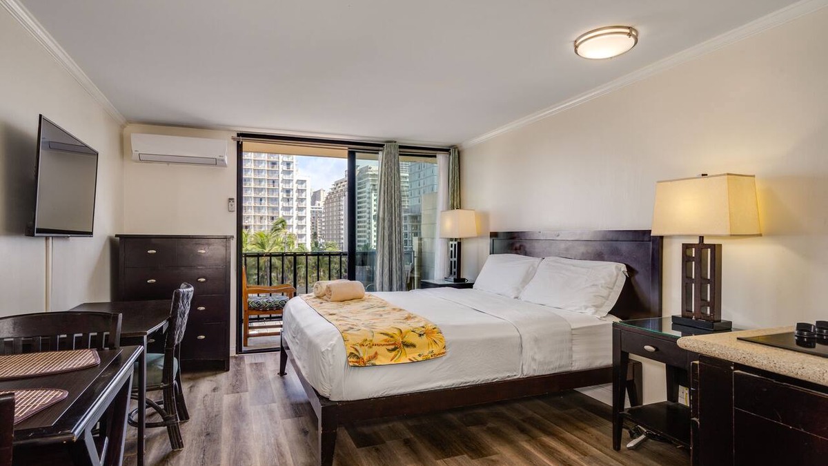 Waikiki Apartment | King Bed Suite at The Bamboo Hotel a central Waikiki Oasis