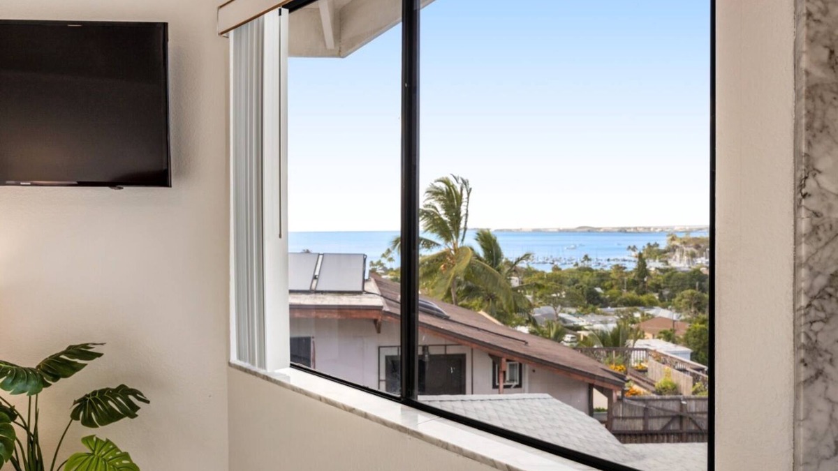 Kaneohe Villa | King Suite Oasis: Unwind with Jacuzzi & Bay Views Unit B