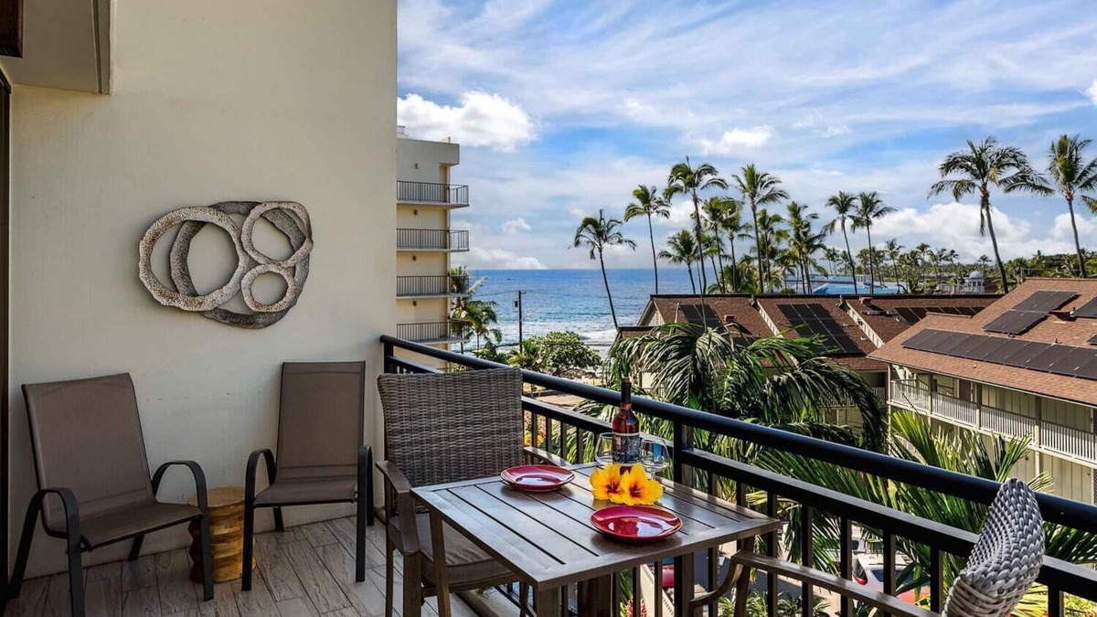 Historic Kailua Village Condo | Kona Alii 512: Tropical Oceanview Condo w/Shared Pool in Downtown Kona