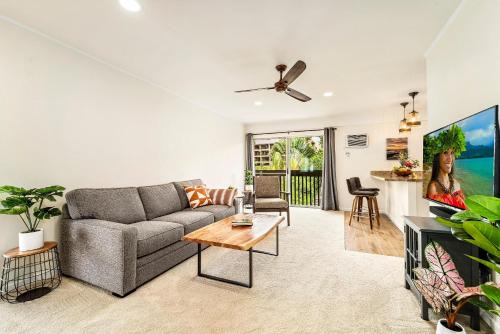 Historic Kailua Village House | Kona Mansions#302 Top Floor, Downtown Kona, AC!