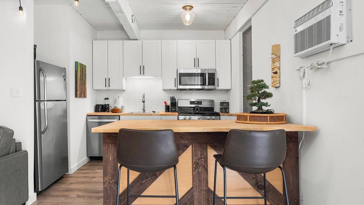 Historic Kailua Village Condo | Kona Mansions#B116 Mountain views, No Stairs, Heart of Town