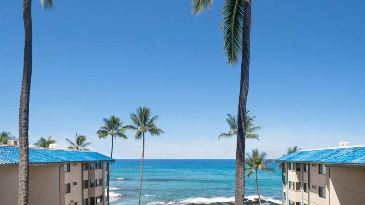 Historic Kailua Village Condo | Kona Oceanfront-Unobstructed Views - Full AC - King