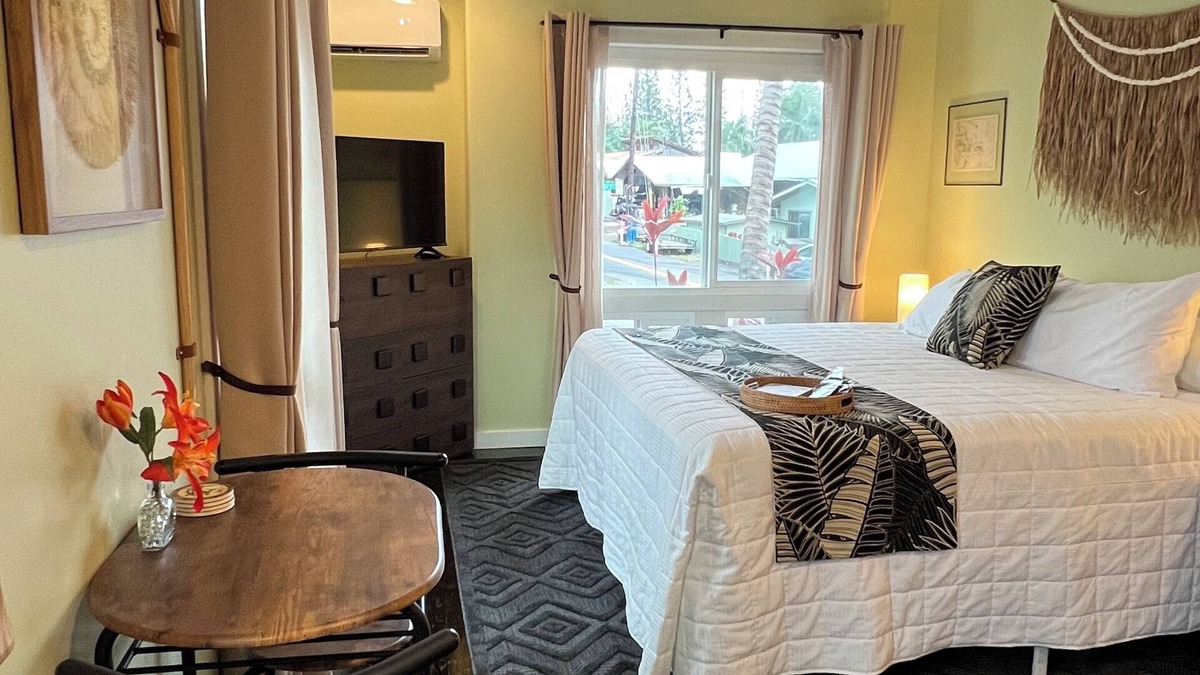 Historic Kailua Village Apartment | Kona Polynesian King - Tropical Island Soul