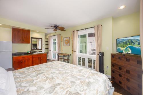 Historic Kailua Village Apartment | Kona Polynesian King - Tropical Island Soul