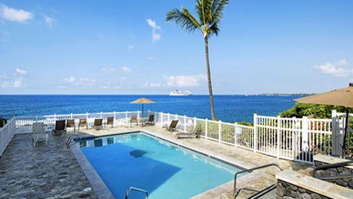 Historic Kailua Village Condo | Kona Shores#130